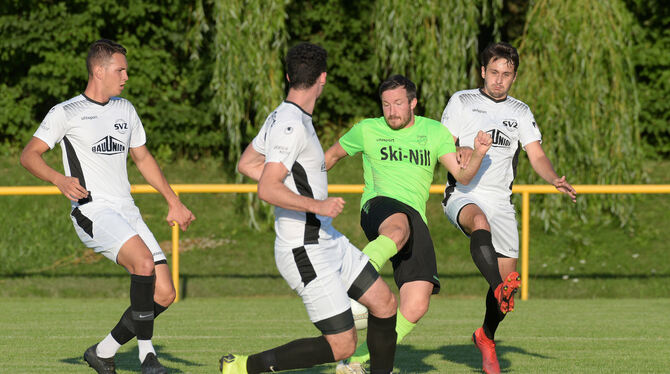 Erzielt in dieser Szene das 1:0 für den SV Nehren: Pedro Keppler (grünes Trikot). Rechts Markus Vogel, zweiter von links Leon Kü