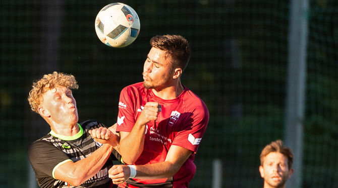 Lukas Früh (rechts) vom VfL Pfullingen im Kopfballduell mit Thomas Günkel von der Spvgg Holzgerlingen. foto: eibner