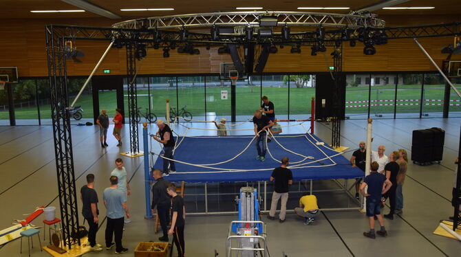 Am Mittwochabend haben Mitglieder der Box-Abteilung des VfL Pfullingen den Ring in der Schönberghalle aufgebaut.