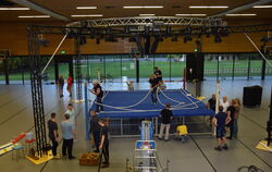 Am Mittwochabend haben Mitglieder der Box-Abteilung des VfL Pfullingen den Ring in der Schönberghalle aufgebaut.