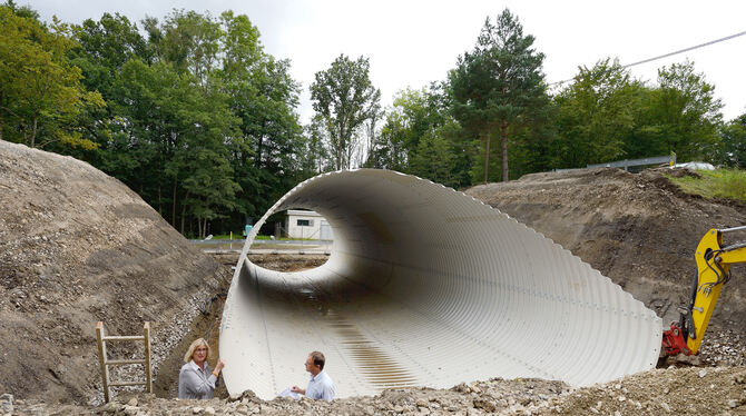 Eine Stahlröhre ist das Grundgerüst des Tunnels beim Listhof. Baubürgermeisterin Ulrike Hotz nahm die Baustelle in Augenschein.f
