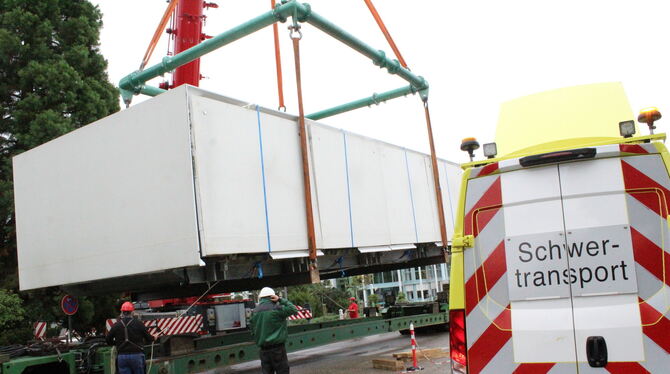 Schwertransport des Aktivhauses B10 aus Stuttgart nach Oberstetten zu Schwörerhaus: Hier dient es künftig als neues Empfangsgebä