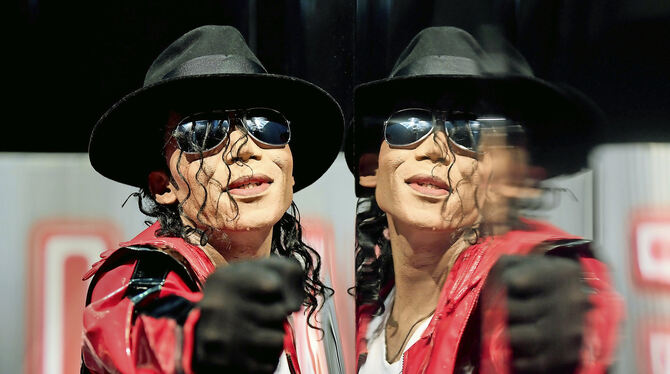 Dantanio Goodman als Michael Jackson bei den Tanzproben zum Musical Beat It! Er trägt hier den typischen Hut des Stars. FOTO: DP