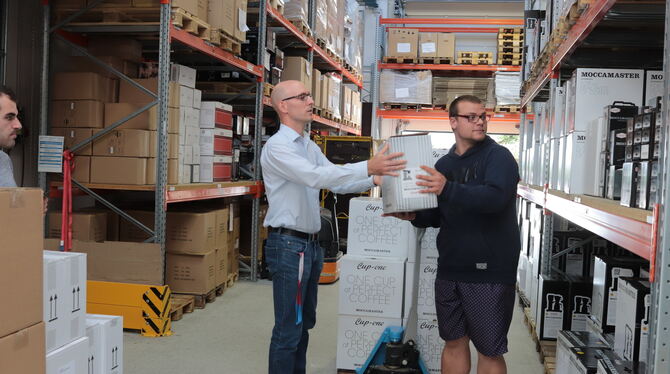 Arbeitserzieher Benjamin Ridsdill (links) begleitet den Reutlinger Ivo Lindemann durch seine gesamte Ausbildungszeit.foto: walde