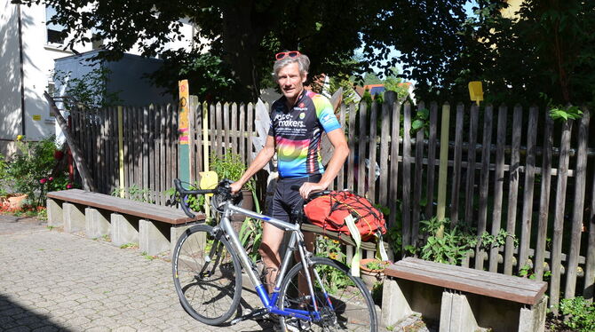 Mit seinem 15 Jahre alten Rennrad geht Lacher auf große Tour. foto: hailfinger