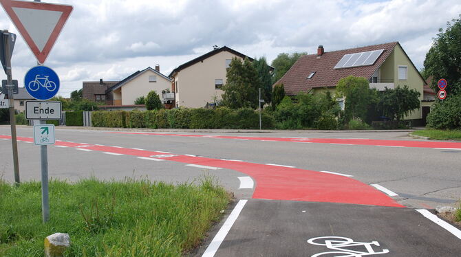 An der Kreuzung Uracher Straße/Kehnerweg/Bergstraße sind die Schutzstreifen rot markiert. Hier können Biker aus Richtung Detting