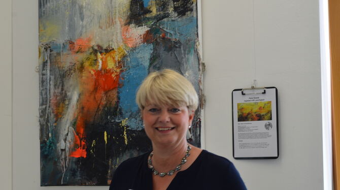 Petra Nowak vor einem ihrer Werke in der Kunstakademie in Donnstetten.  foto: Krauth