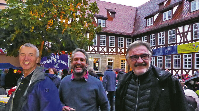 Drehbuchautor Oliver Ziegenbalg (Mitte) mit den Open-Air-Kinomachern Klaus Kupke und Gerhard Steinhilber (rechts).FOTO: BERNKLAU