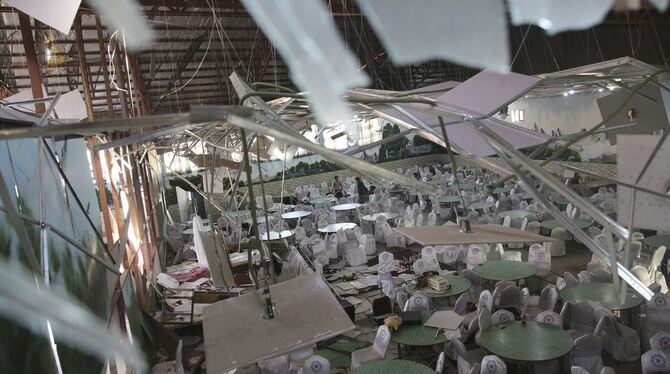 Blick in den nach einer Exklosion völlig zerstörten Veranstaltungssaal der Hochzeitshalle »Dubai City«. Bei dem Selbstmordattent