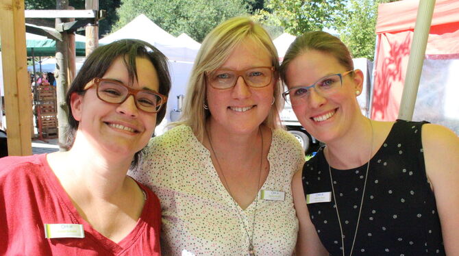 Damen mit Durchblick: Anne Schake, Agnes Busch, Felicia Treß mit Holzbrillen.
