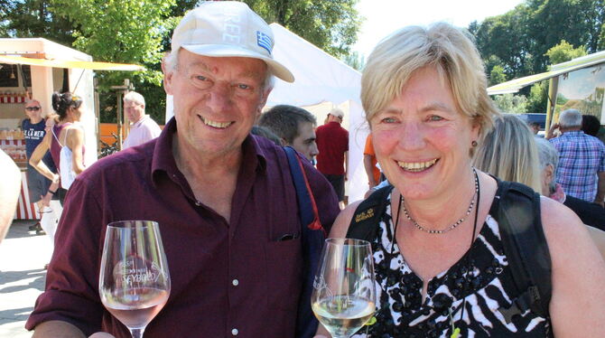 Berti Kurz und Elke Hiemesch genießen ein Glas Wein.