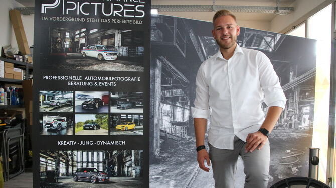 Der 26-jährige Metzinger Daniel Joos verdient sein Geld damit, Autos und Motorräder zu fotografieren. FOTO: OECHSNER