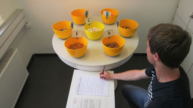 Zu den Aufgaben der Studien-Teilnehmer zum Thema Übergewicht gehört auch ein Geschmackstest. Foto: Uni Tübingen