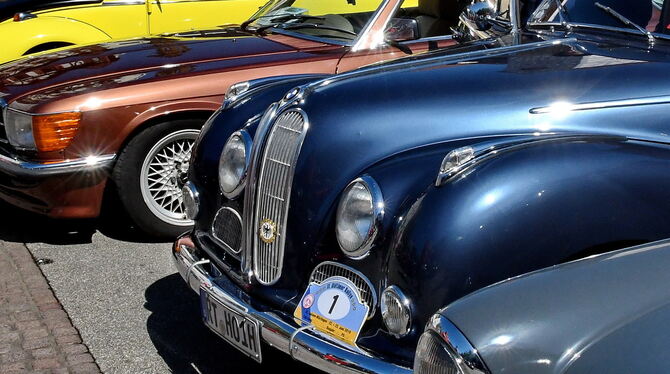 Grün, Gelb, Blau, Braun: In allen Farben glänzten die polierten Oldtimer im Licht. Grün, Gelb, Blau, Braun: In allen Farben glänzten die polierten Oldtimer im Licht.