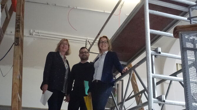 Baubürgermeisterin Ulrike Hotz (links), Torben Petersen und Katja Büchel vom Gebäudemanagement im Treppenhaus der Friedrich-Hoff