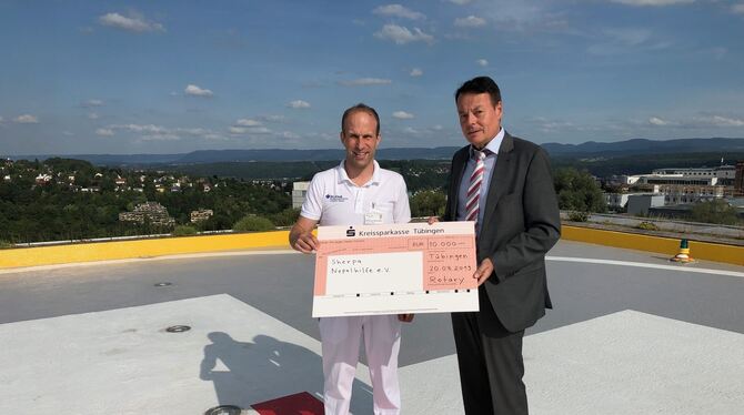 Klaus Tappeser, der Präsident des Rotary-Clubs, übergab einen Spendenscheck in Höhe von 10.000 EUR an Herrn Dr. Baumann (links),