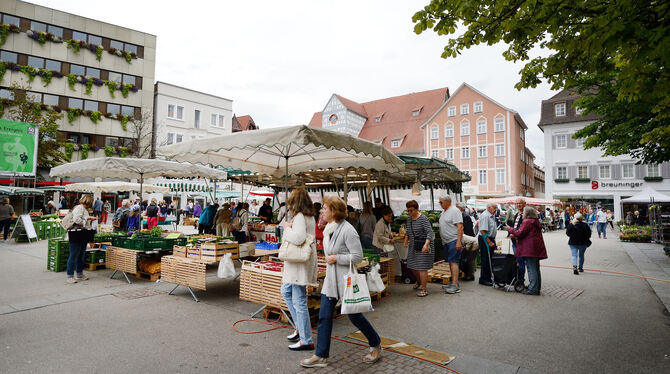Die Besucher schätzen, dass es noch regionale Produkte und Eigenproduzenten auf dem Reutlinger Wochenmarkt gibt.fotos: pieth