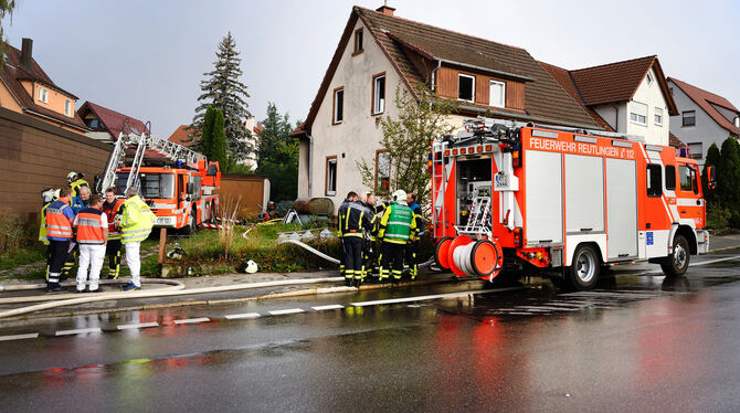 Eine Rauchsäule zeigte den Einsatzkräften den Weg zur Einsatzstelle. Die komplette Erdgeschosswohnung im hinteren Teil des Gebäu
