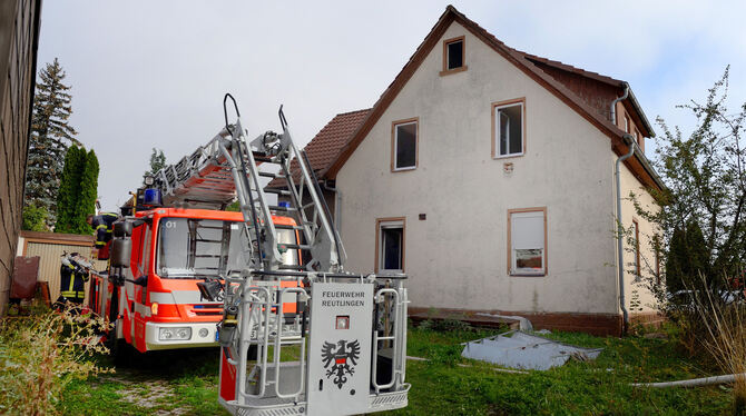 Bei Eintreffen der Feuerwehr standen alle Bewohner, drei Erwachsene und zwei Kinder, bereits vor dem Gebäude auf der Straße.