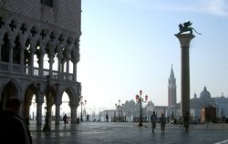 Heute ist Venedig samt dem Markusplatz ein Touristen-Hotspot. Im 16. und 17. Jahrhundert war die Stadt eines der wichtigsten mus