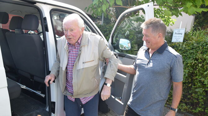 Zum Seniorennachmittag im Ofterdinger Seniorenhaus Mauritiusblick mit dem Bürgerbus: Fahrer Fritz Mayer (rechts) hilft dem 86-jä