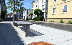 In der Beutterstraße (links) sieht es schon ganz aufgeräumt aus. In der Gartenstraße sind die Haltestellen noch im Werden.