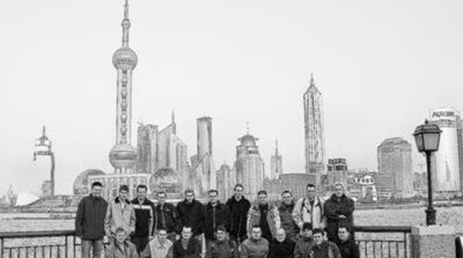 Reutlinger Berufsschüler vor der Skyline des Finanz- und Wirtschaftsviertels Pudong. FOTO: HB