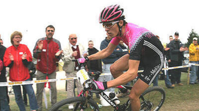 Das Ziel fest im Blick und die Fans auf seiner Seite: Jochen Käß triumphierte beim Frühjahrsklassiker auf der Alb.   GEA-FOTOS: