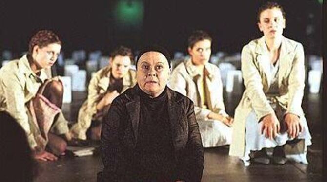 Juliane Koren als Hekabe, hinter ihr der aus vier Schauspielschülerinnen gebildete &raquo;Chor kriegsgefangener Troerinnen&laquo