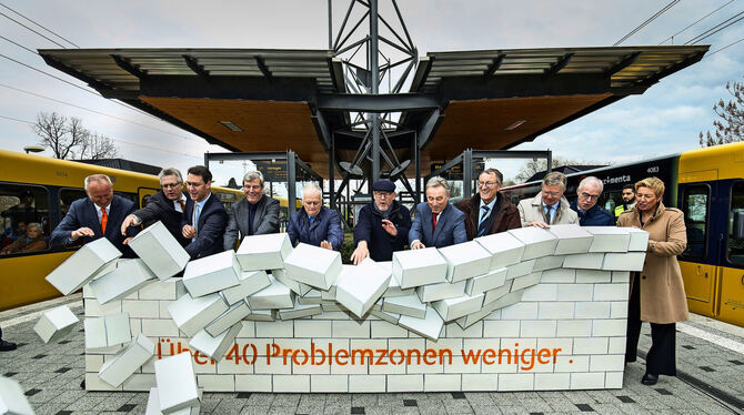 Zum Start der Reform reißen Regionalpräsident Bopp, OB Kuhn, Verkehrsminister Hermann und der Ludwigsburger Landrat Haas (von li