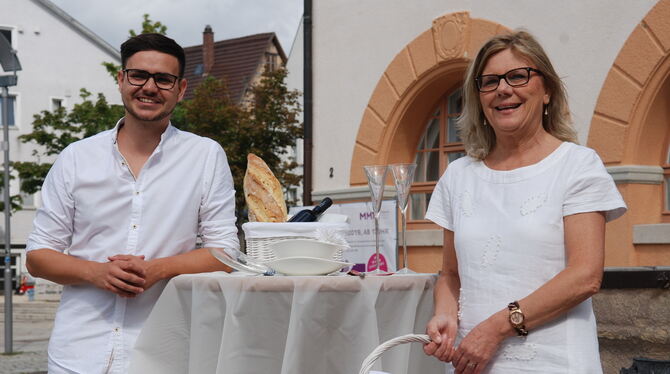 Weiß gewandet stellen Nicolay Dietrich und Waltraud Schweitzer von der Metzingen Marketing und Tourismus GmbH das erste White Di