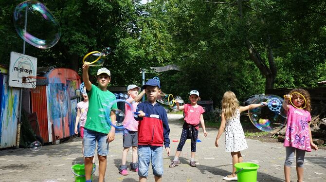 Jede Menge Seifenblasen: Kinder bei der Aktion auf der Jugendfarm. foto: Straub