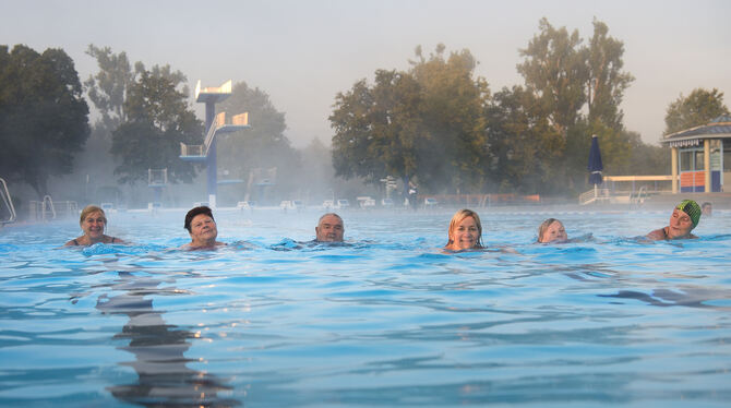 Sie schwören auf die wohltuende Wirkung ihrer Leidenschaft: Frühschwimmer lassen sich von keinem Wetter abschrecken. fotos (2):