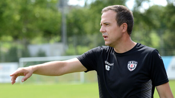 Unzufrieden: SSV-Trainer Maik Schütt.  FOTO: PIETH