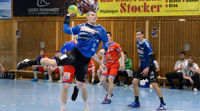 Überzeugte als siebenfacher Torschütze: VfL-Kreisläufer Alexander »Rudi« Schmid (mit Ball).   FOTO: PIETH