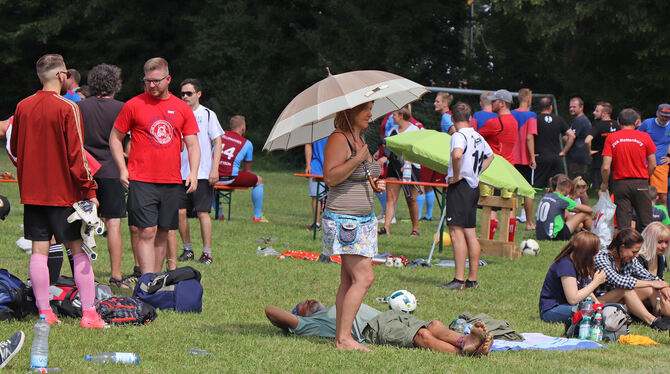 Entspannte Atmosphäre beim Kickfeschd in Meidelstetten.   FOTO: BLOCHING