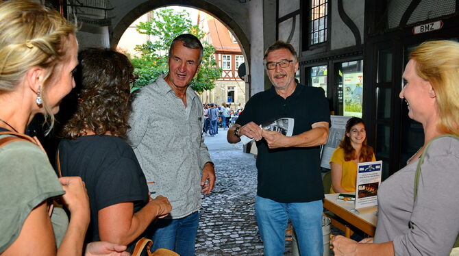 Sind mit der Reutlinger Open-Air-Kinobilanz 2019 zufrieden: Klaus Kupke (links) und Gerhard Steinhilber beim Karten abreißen. FO