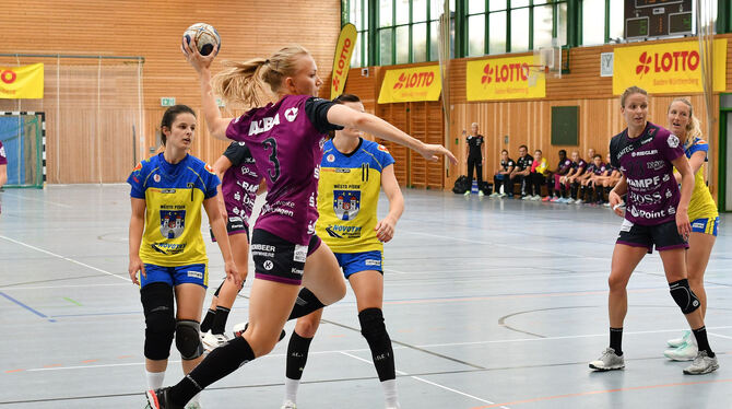 Die Metzinger Bundesliga-Handballerinnen – im Bild Katarzyna Janiszewska beim Torwurf – feierten den zweiten Turniersie in Folge