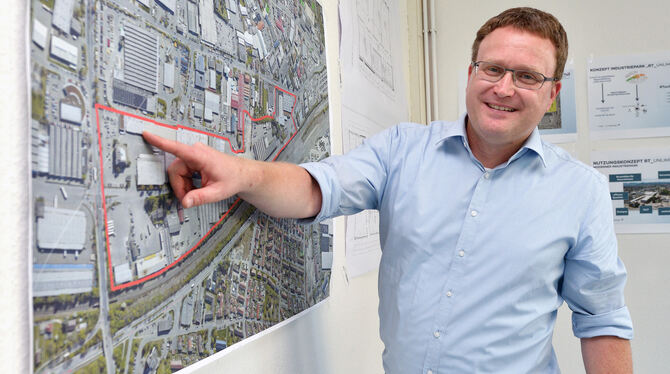 Markus Flammer vor dem Plan des künftigen Gewerbeparks »RT unlimited«. foto: pieth Markus Flammer vor dem Plan des künftigen Gewerbeparks »RT unlimited«. foto: pieth