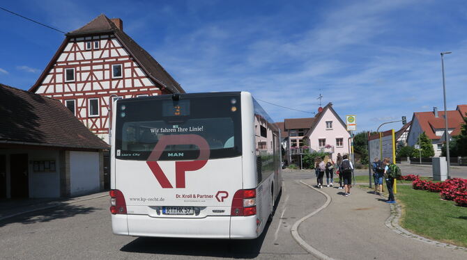 Ein Bus des Reutlinger Stadtverkehrs (RSV) kommt an der Haltestelle Walddorfhäslach an. Die Gemeinde baut den Nehverkehr aus. Ve