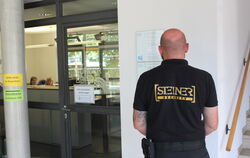 Ein Security-Mitarbeiter bewacht im Neckartailfinger Rathaus den Zugang zum Bürgerbüro. Er soll verhindern, dass ein Syrer außer