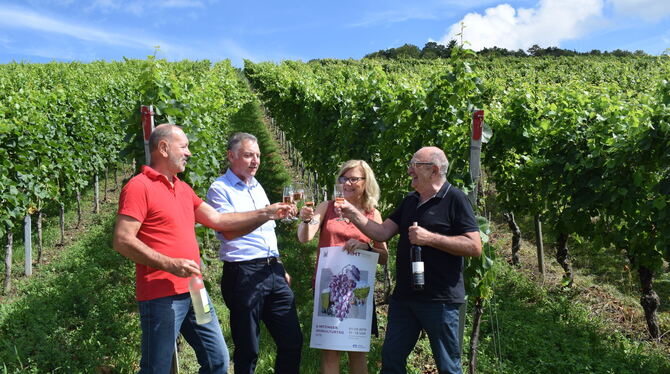 Sie stoßen auf den kommenden Weinkulturtag an (von links): Werner Weiblen vom Kelternverein, Jörg Waldner von der Weingärtner-Ge