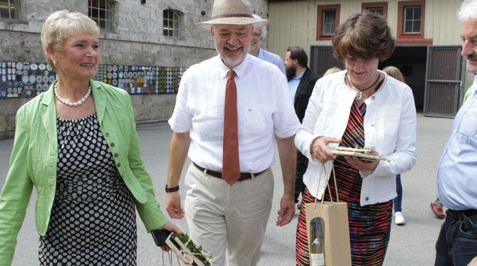 Friedlinde Gurr-Hirsch (links) mit Gisela Splett und Landrat Thomas Reumann.   FOTO: SCHRADE