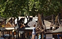 Noch wird aufgebaut. Doch ab heute fließt hier der Rebensaft.  Foto: GEa