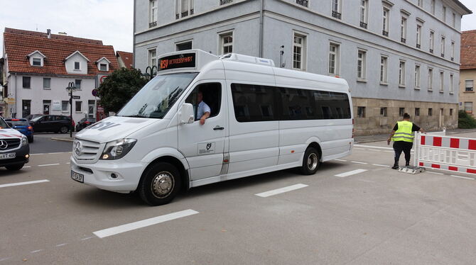 Ein Quartierbus auf Testfahrt von unten nach oben in der Gartenstraße.