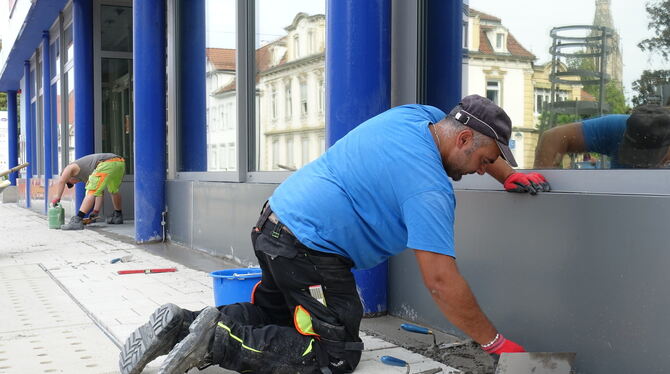 Vorarbeiter Antonio Pacifico bei letzten Arbeiten am neuen breiten Gehweg der Gartenstraße.
