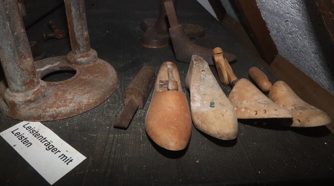 Die hölzernen Leisten waren für die Schuhmacher in früheren Zeiten Maß und Modell für das Anfertigen von Schuhen. foto: pustal