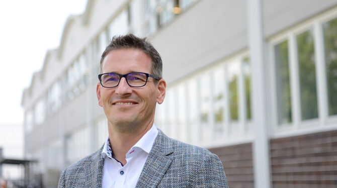 Der neue Diakonie/Sozialstations-Geschäftsführer Lars Riethmüller nimmt die Herausforderungen im neuen Amt sportlich. Foto: Piet