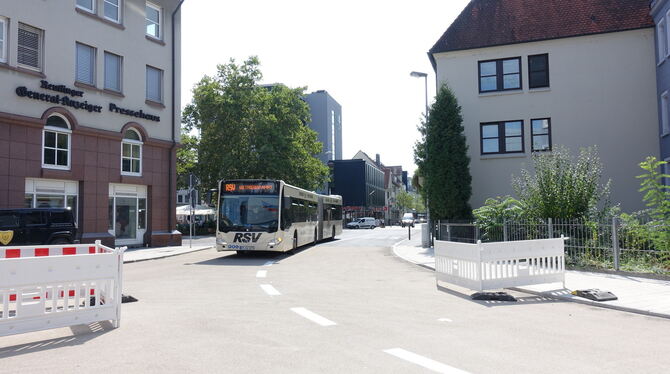 So sieht die Zukunft aus: Ein Gelenkbus von der Albstraße kommend auf Testfahrt in der Gartenstraße. FotoS: Zenke
