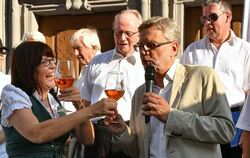 Ein Prosit auf den Start des Weindorfs: Bürgermeister Alexander Kreher mit Regine Vohrer.